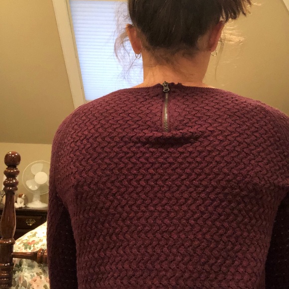 Cute AE sweater - Picture 2 of 2